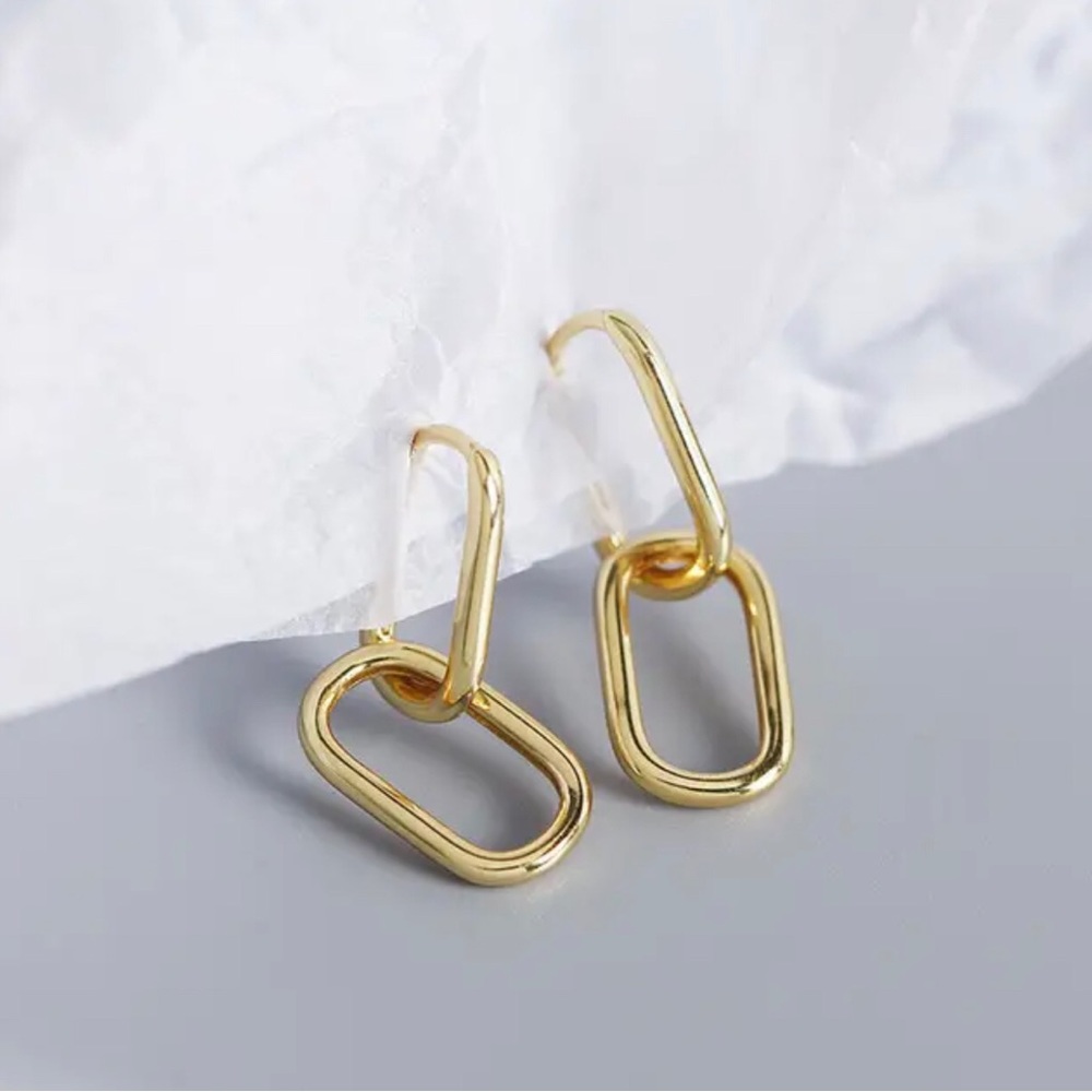 NWT. Trending geometric petite dangle drop earrings. - Picture 2 of 4